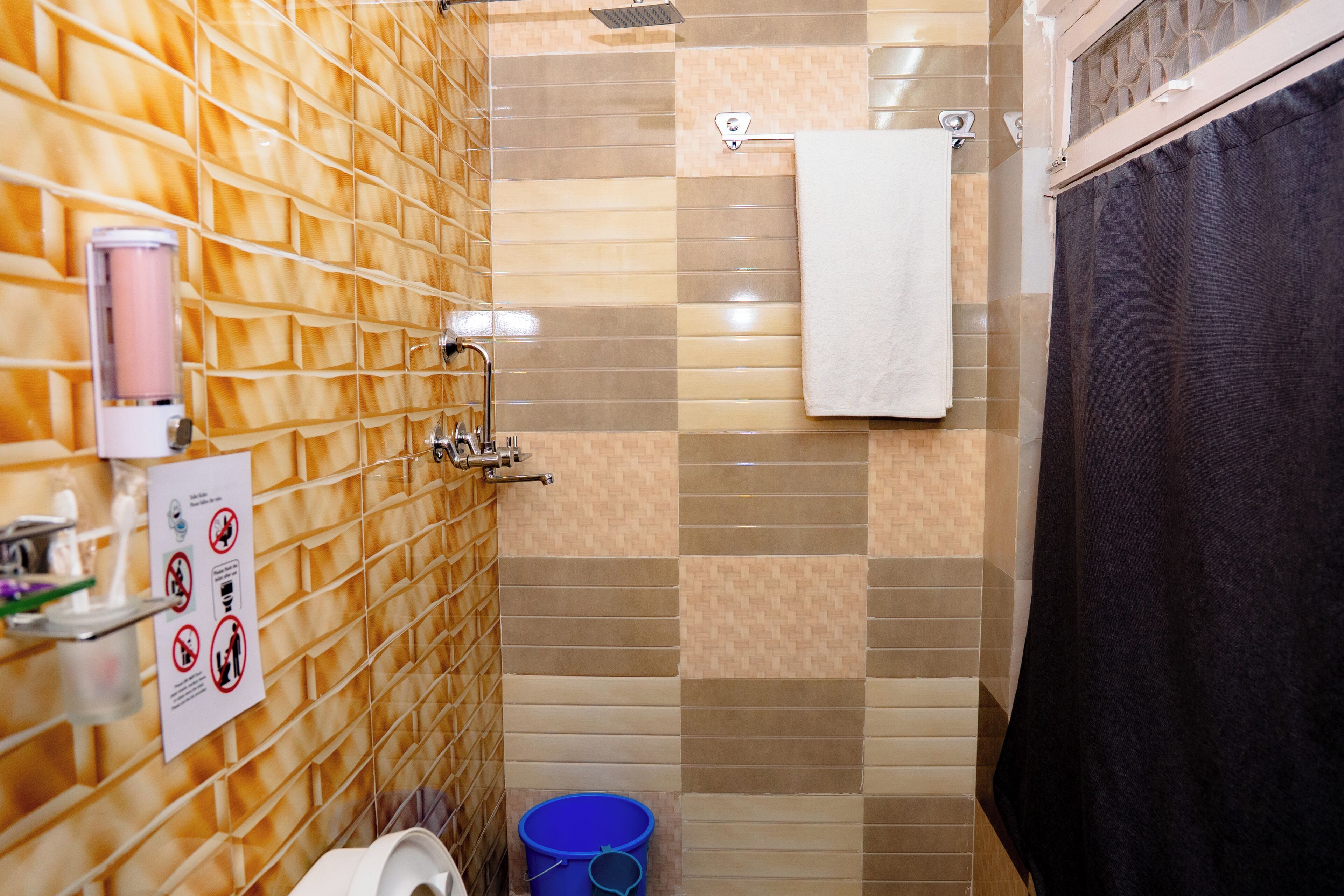 スタンダード ダブルルーム | バスルーム | バスアメニティ (無料)、タオル、石鹸、トイレットペーパー