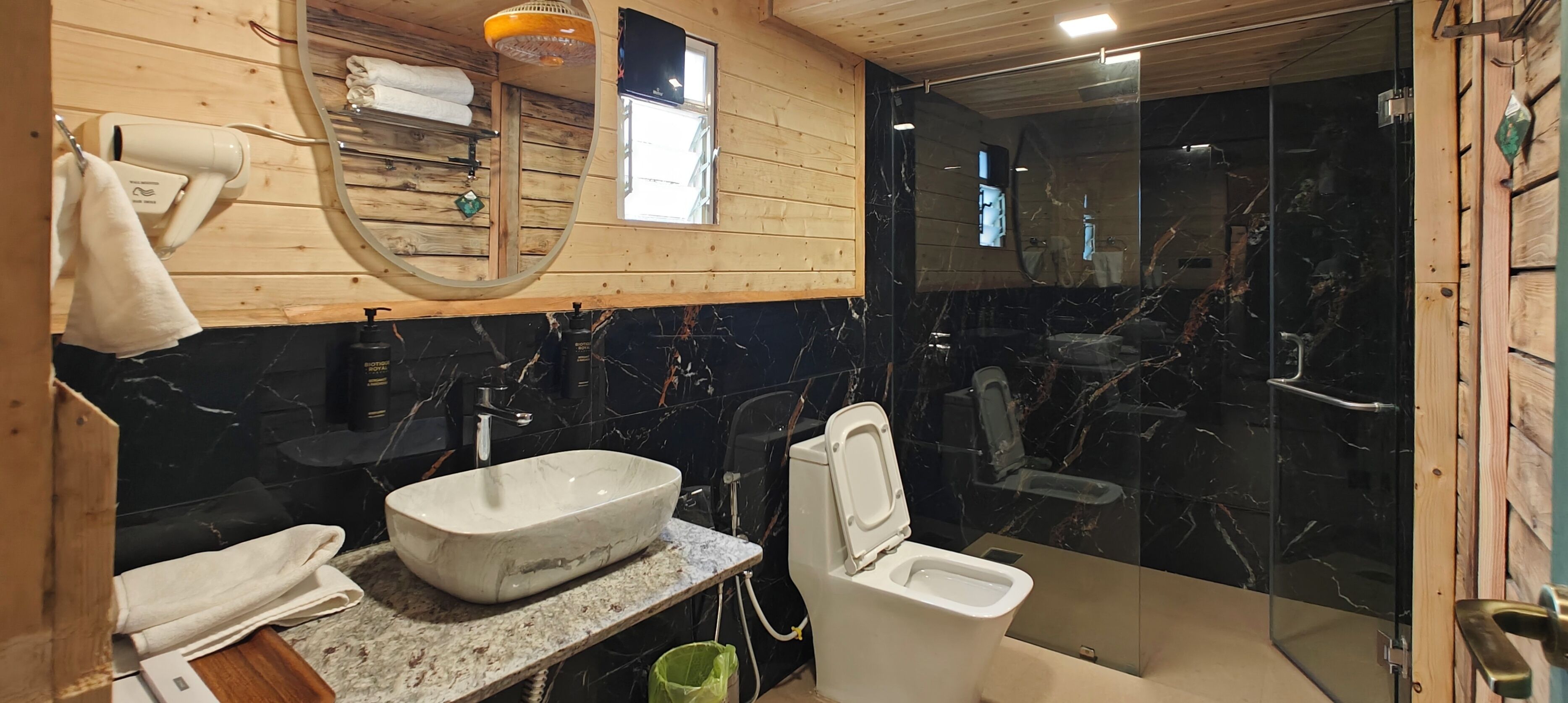 Luxury Room, Mountain View | Bathroom | Shower, free toiletries, hair dryer, towels