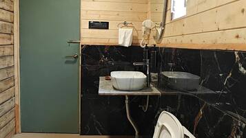 Luxury Room, Mountain View | Bathroom | Shower, free toiletries, hair dryer, towels