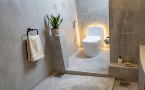 Amenidades de baño gratuitas, toallas, jabón, shampoo 
