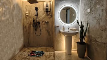 Shower, perlengkapan mandi gratis, kloset, dan handuk