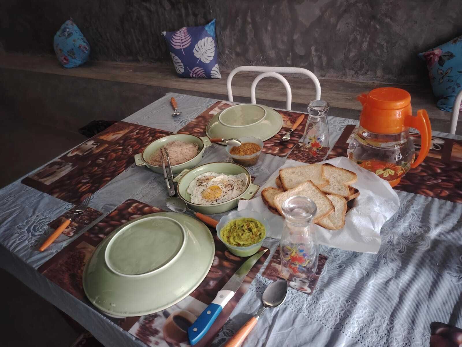 Café da manhã feito na hora todos os dias mediante uma taxa