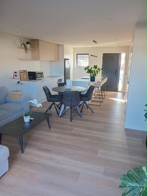 Dining - Affordable Entire House - Perfect for Families and Groups (Upper Hutt)
