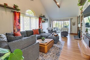 Ein modernes Wohnzimmer mit einer Eckcouch, einem Couchtisch und einem Essbereich mit Holztisch und Stühlen.