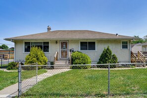 Exterior - Deck & Shared Yard! Relaxing South Saint Paul Home (South Saint Paul)
