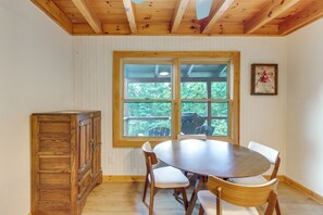 Dining - Fire Pit w/ Mtn Views! Blue Ridge Cabin Retreat (Blue Ridge)