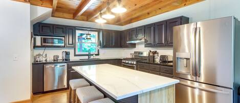 Fridge, microwave, stovetop, dishwasher