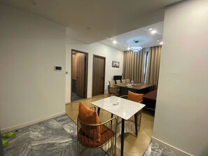 Suite Deluxe, vistes al riu | Servei de restauració