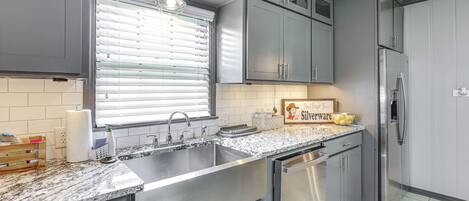 Réfrigérateur, micro-ondes, plaque de cuisson, lave-vaisselle