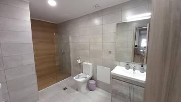 ALMYROS 3 | Bathroom | Shower, hair dryer, towels, soap