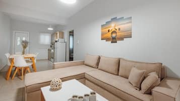 Apartment, Meerblick | Wohnbereich | 42-Zoll-Flachbildfernseher mit Digitalempfang