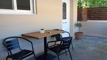 ALMYROS 1 | Outdoor dining