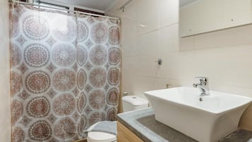 Condo, vista al mar | Baño | Regadera, secadora de cabello, toallas, jabón