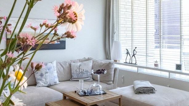 A modern living room with a sofa, a coffee table, and a lamp. - Moin, meine Schöne - Modern 2-room apartment with luxury furnishings (Sylt)