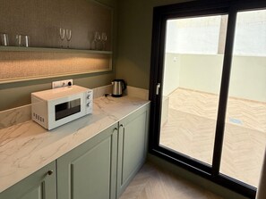 A kitchen with a microwave, a coffee maker, and a window to the outside. - Holiday Home - Detached (Alicante)