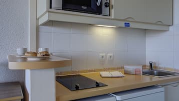 Micro-ondes, lave-vaisselle, cafetière/bouilloire