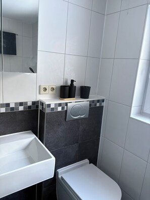 Hair dryer, towels, soap, toilet paper - Vrbo Property (Murrhardt)