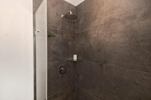 Shower, hair dryer, towels, soap - Castle Hotel (Cape Town)