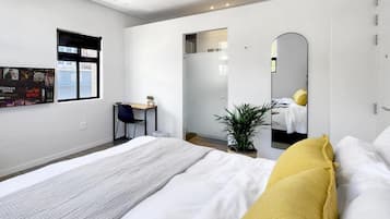 Deluxe-dobbeltværelse - 1 kingsize-seng - byudsigt | Skrivebord, arbejdsområde til bærbare computere, gratis Wi-Fi
