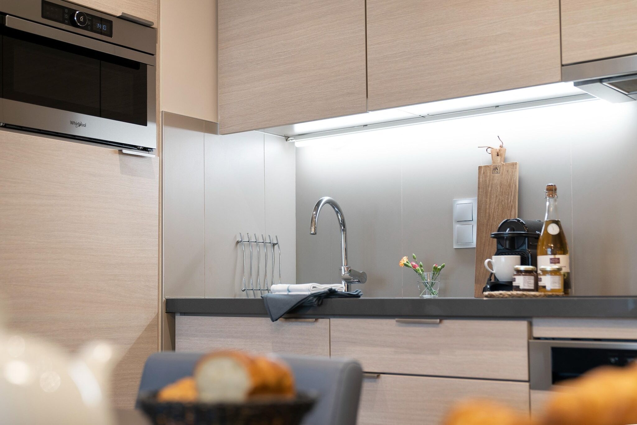 Coffee/tea maker, stovetop, dishwasher, toaster