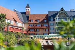 Un hôtel composé de plusieurs bâtiments, doté de balcons et d’un espace jardin.