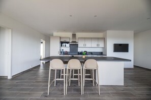Private kitchen - Lecci Villa with Outdoor Pools (Porto-Vecchio)