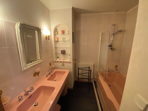 Suihku, hiustenkuivaaja, saippua, vessapaperi