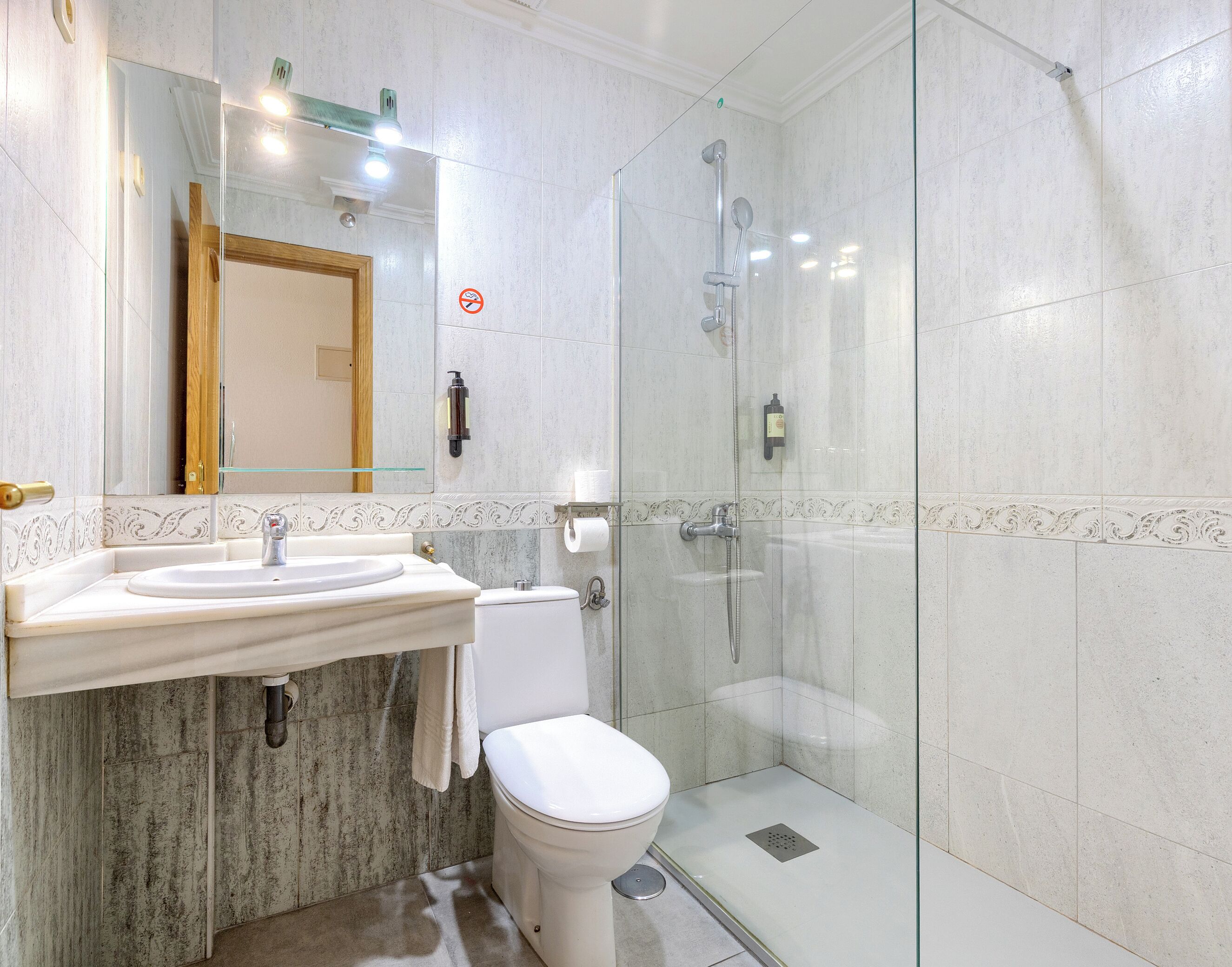 Een douche, handdoeken, zeep, shampoo