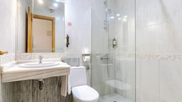 Een douche, handdoeken, zeep, shampoo