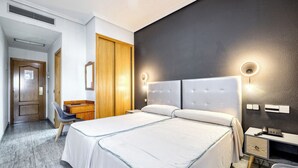 디럭스 더블룸, 발코니, 산 전망 | 무료 WiFi, 침대 시트