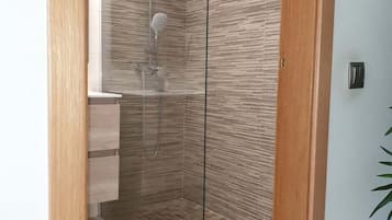 Appartement, uitzicht op stad | Badkamer | Een douche, handdoeken, zeep, shampoo