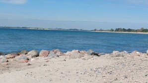 Eine Küstenlandschaft mit felsiger Küste und ruhiger See.