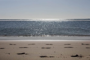 Ein Strand mit freiem Blick auf das Meer und einem Sandstrand.