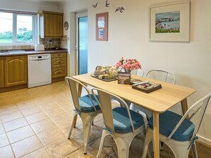 Dining - 3 bedroom accommodation in Benllech (Benllech)