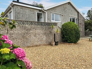 Exterior - 3 bedroom accommodation in Benllech (Benllech)