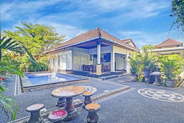 A house with a swimming pool, outdoor seating, and a covered patio. - Stylish Double Suite Escape W/ Free Wifi (Kedonganan)