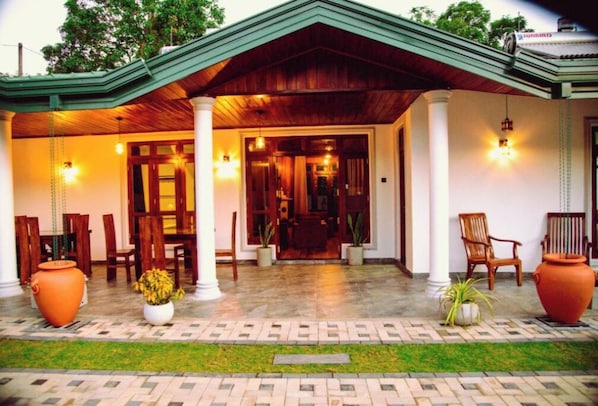 Outdoor dining - Zenora villa ella (Ella, Sri Lanka)
