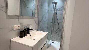 Dusche, Haartrockner, Handtücher, Seife