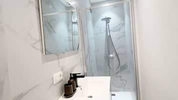 Douche, sèche-cheveux, serviettes fournies, savon