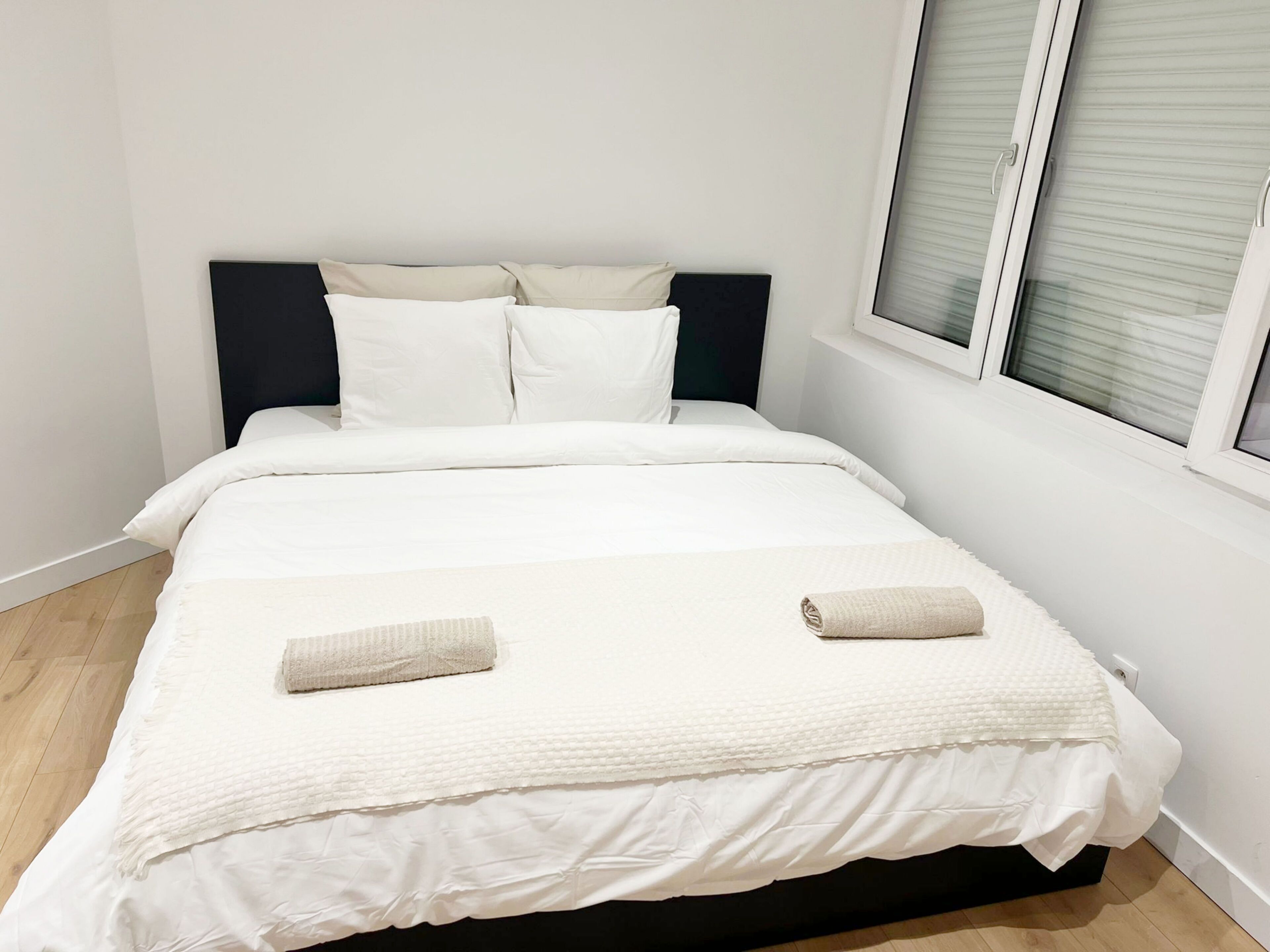 1 quarto, cofres nos quartos, ferros/tábuas de passar roupa