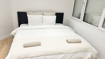 1 quarto, cofres nos quartos, ferros/tábuas de passar roupa