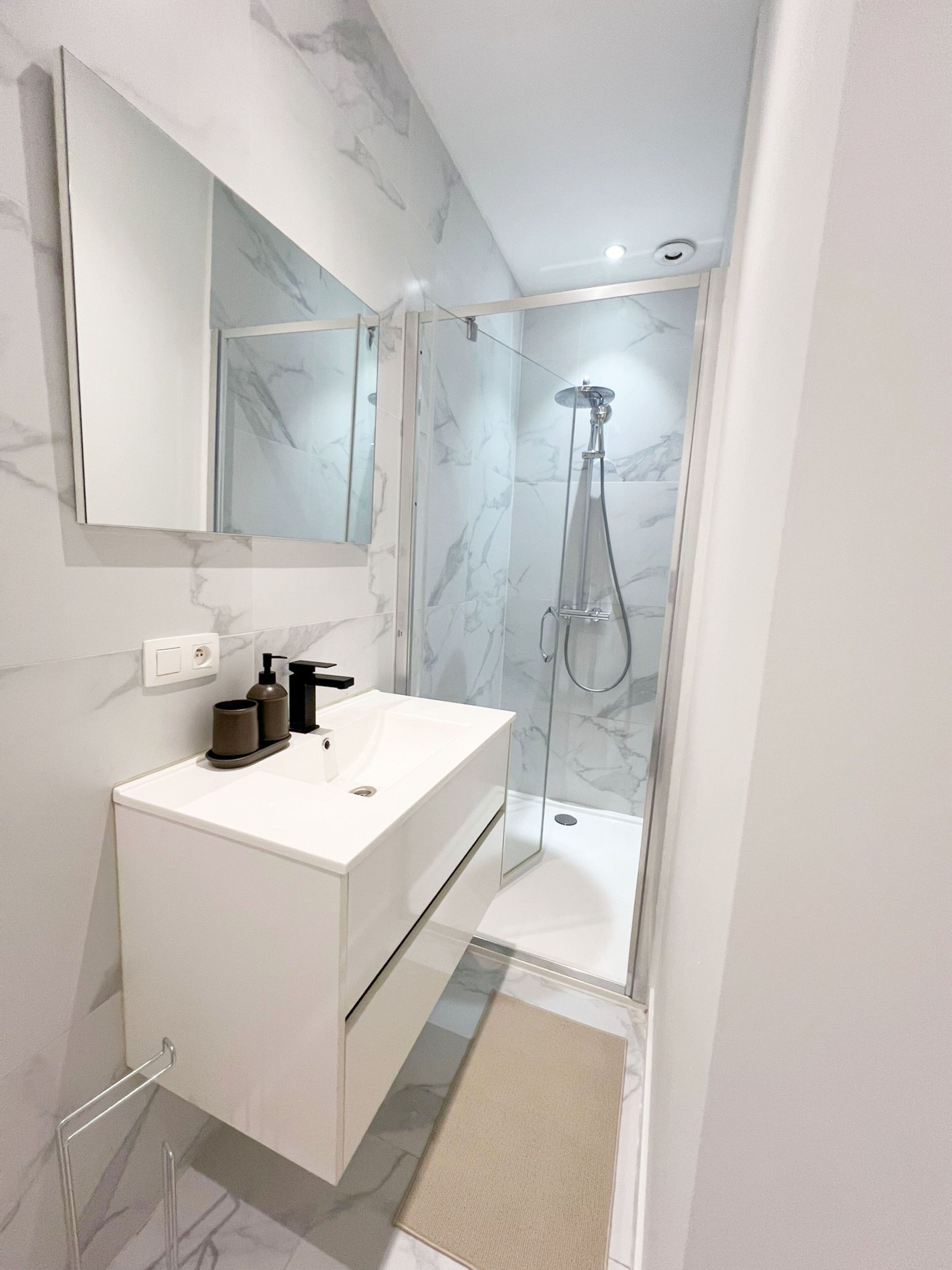 Douche, sèche-cheveux, serviettes fournies, savon