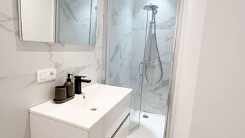 Douche, sèche-cheveux, serviettes fournies, savon
