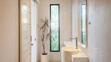 Comfort-Apartment | Badezimmer | Dusche, kostenlose Toilettenartikel, Seife, Shampoo