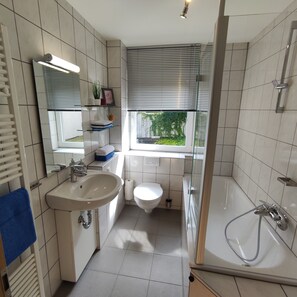 Hair dryer, towels, soap, toilet paper - Vrbo Property (Wilhelmsthal, Oberfr)