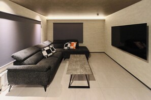 Vila conforto | Área de estar | TV de tela plana 65 polegadas com canais a cabo, Netflix