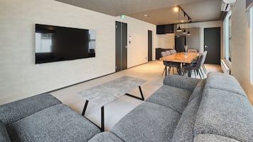 Vila conforto | Área de estar | TV de tela plana 65 polegadas com canais a cabo, Netflix