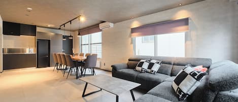 コンフォート ヴィラ | リビング エリア | 65 インチの薄型テレビ (ケーブル放送視聴可)、Netflix、ストリーミングサービス