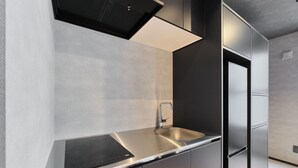 A modern kitchen with stainless steel appliances, a sleek faucet, and a minimalist design. - Sauna & Villa Yu to Yo (Chuo-ku, Sapporo City)