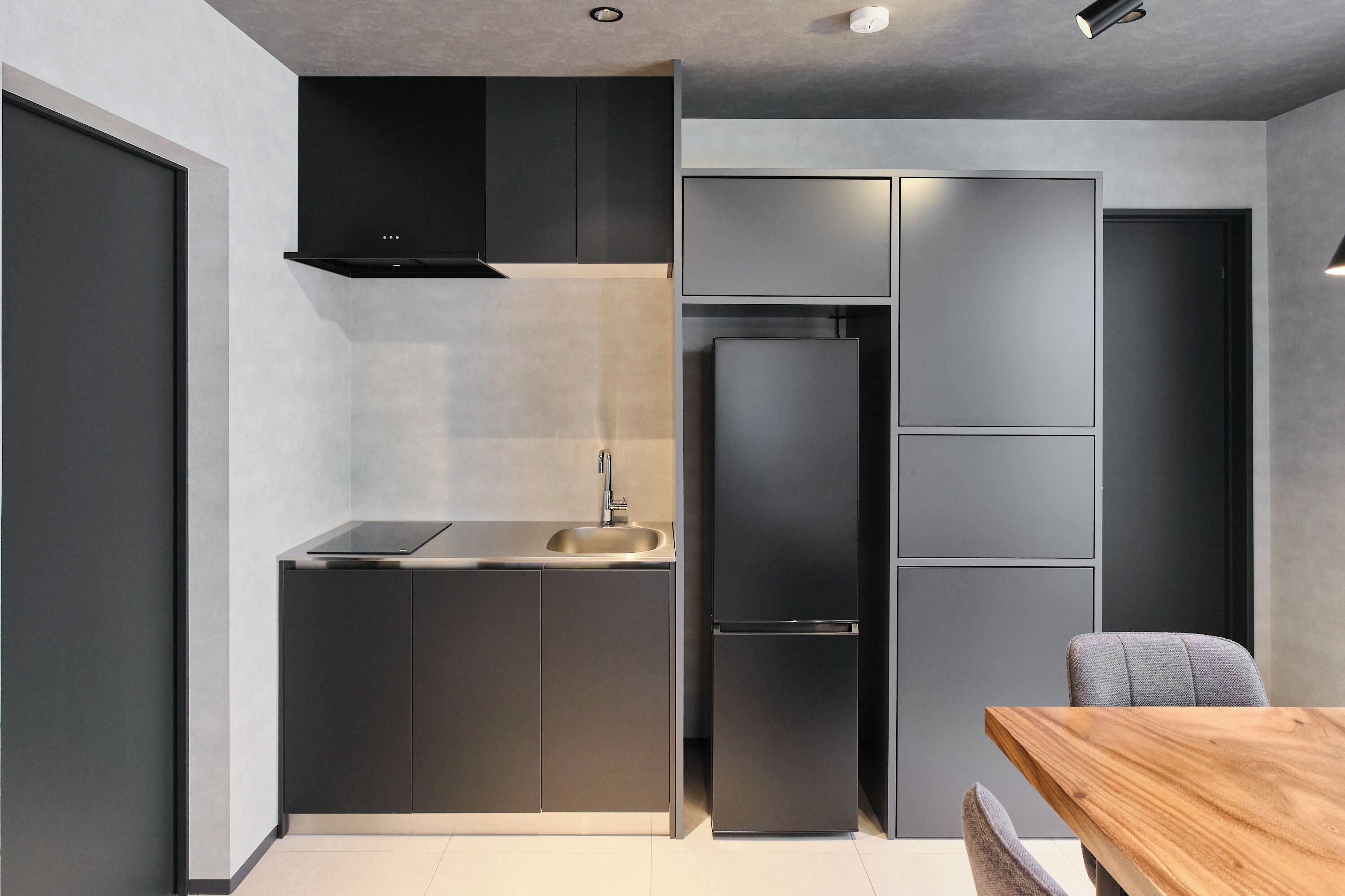 Refrigerador con freezer, microondas, arrocera, utensilios de cocina